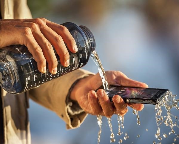 Sony-Xperia-Z-In-Use-Waterproof