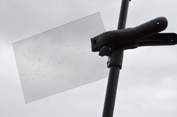 splash water onto the glass